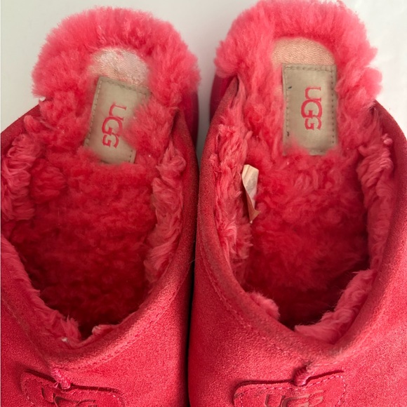UGG women’s s Vibrant Red Slippers - Picture 3 of 9